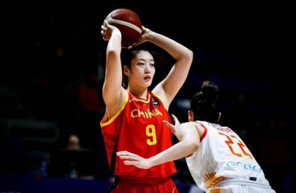 美女吃屎